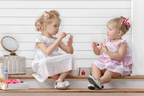 depositphotos_221693100-stock-photo-two-little-girls-play-beauty (1)